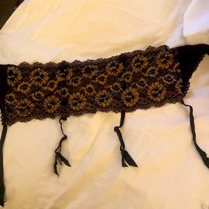 Waist garter black and gold lace